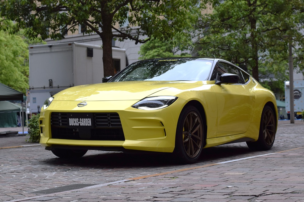 DUCKS GARDENフロントバンパーを装着した黄色いRZ34の正面